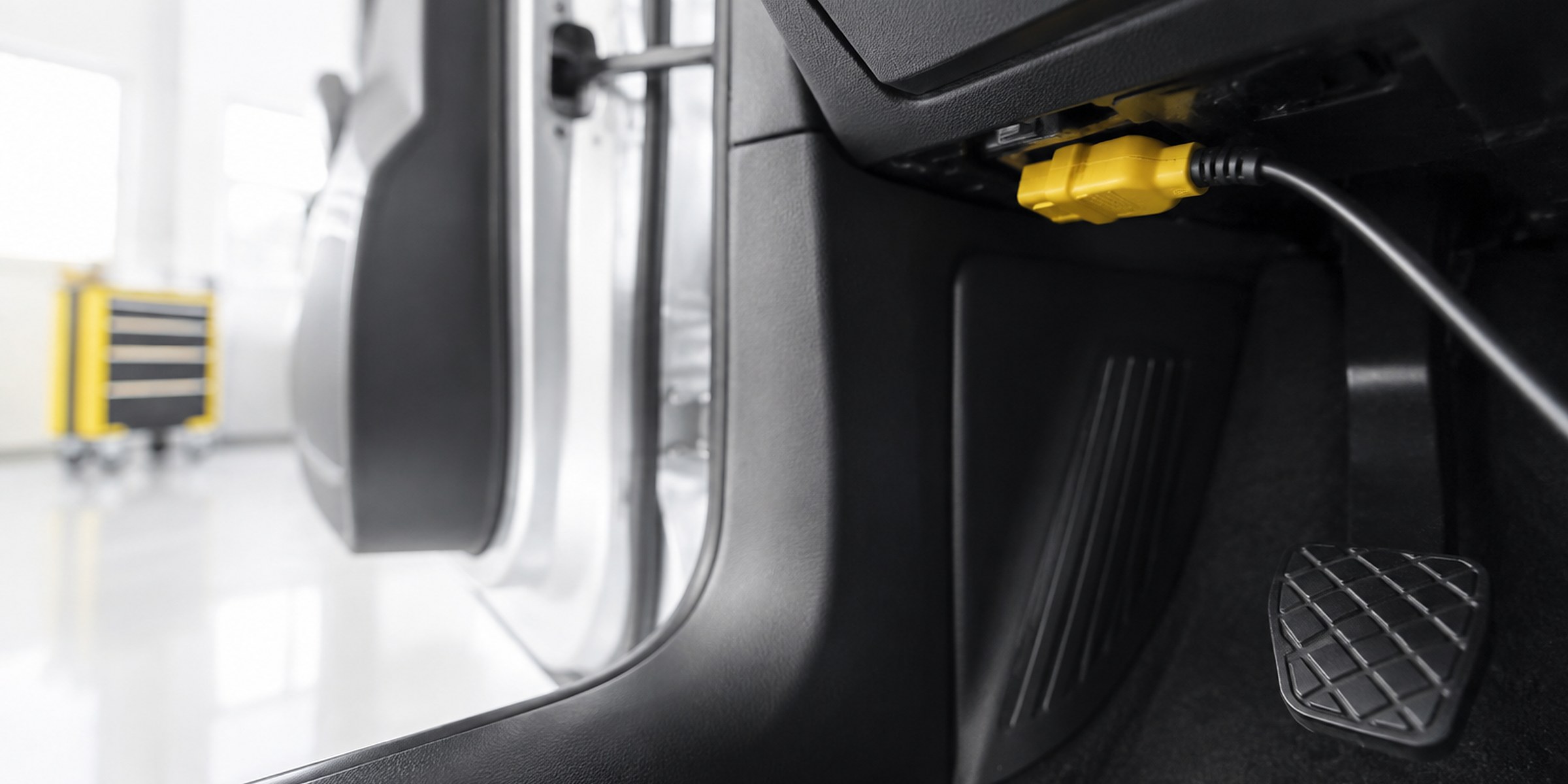 Diagnosestecker in der OBD-Buchse unter dem Armaturenbrett – Fehlerdiagnose in Brunn am Gebirge