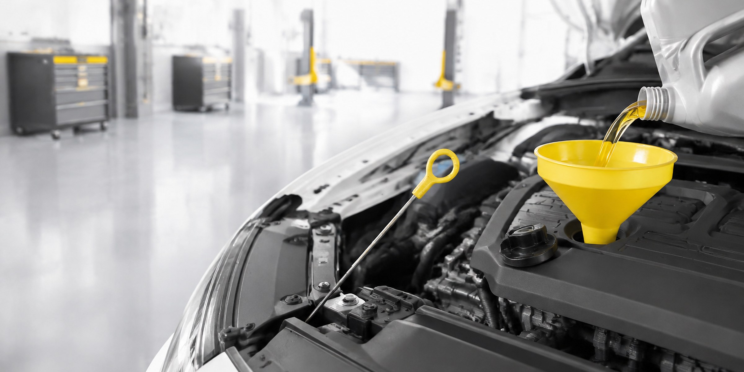 Ölmessstab und Öleinfülldeckel im Motorraum – Ölwechsel in der Autowerkstatt Carparatur in Brunn am Gebirge